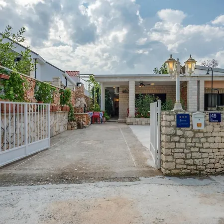 Jelena Apartment Sumartin