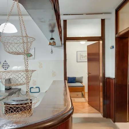 Jelena Apartment Sumartin